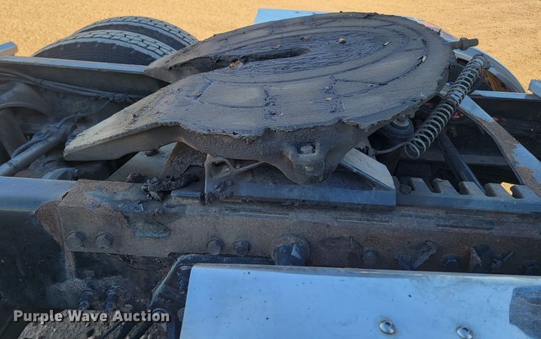 image for item LL9756 2015 Peterbilt 579 semi truck