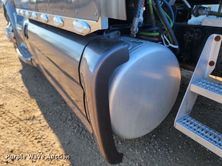 image for item LL9756 2015 Peterbilt 579 semi truck