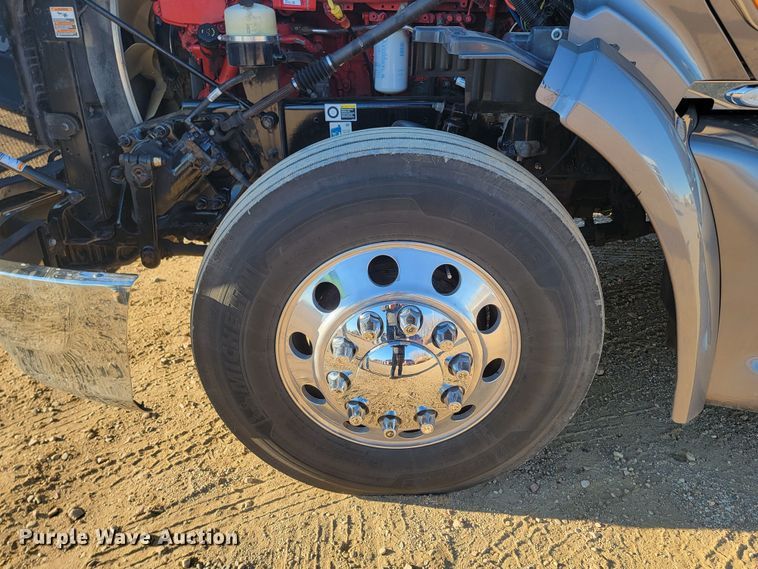 image for item LL9756 2015 Peterbilt 579 semi truck