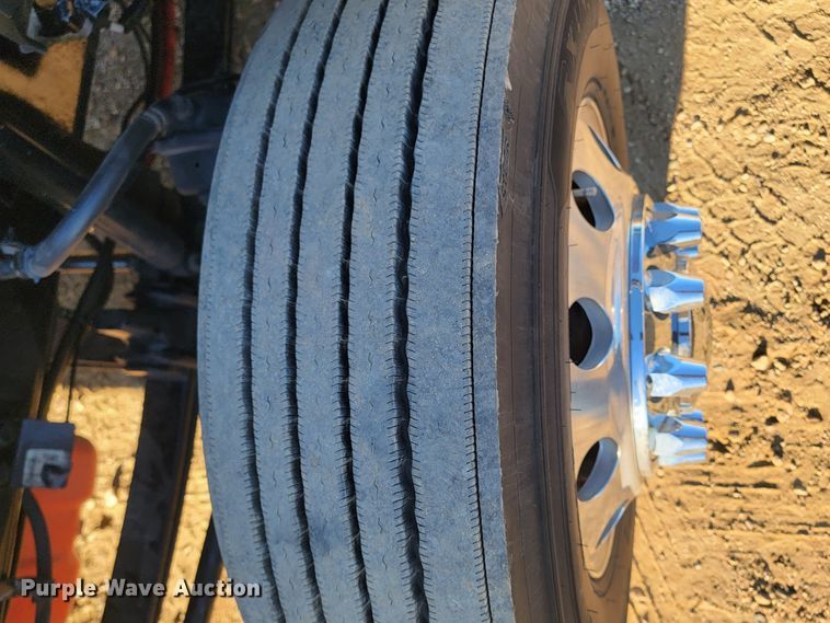 image for item LL9756 2015 Peterbilt 579 semi truck