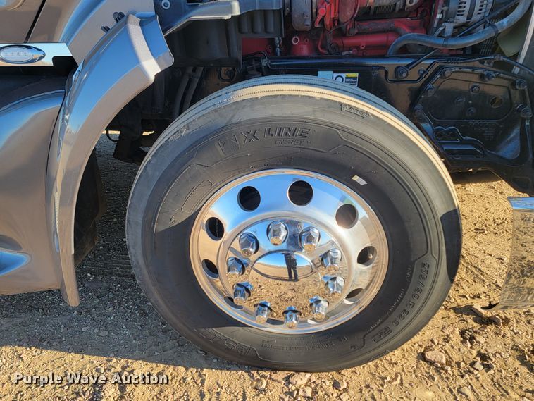 image for item LL9756 2015 Peterbilt 579 semi truck