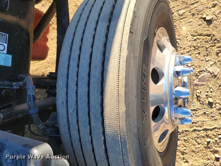 image for item LL9756 2015 Peterbilt 579 semi truck