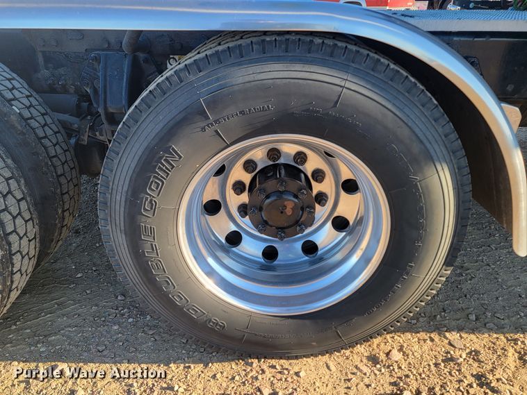 image for item LL9756 2015 Peterbilt 579 semi truck