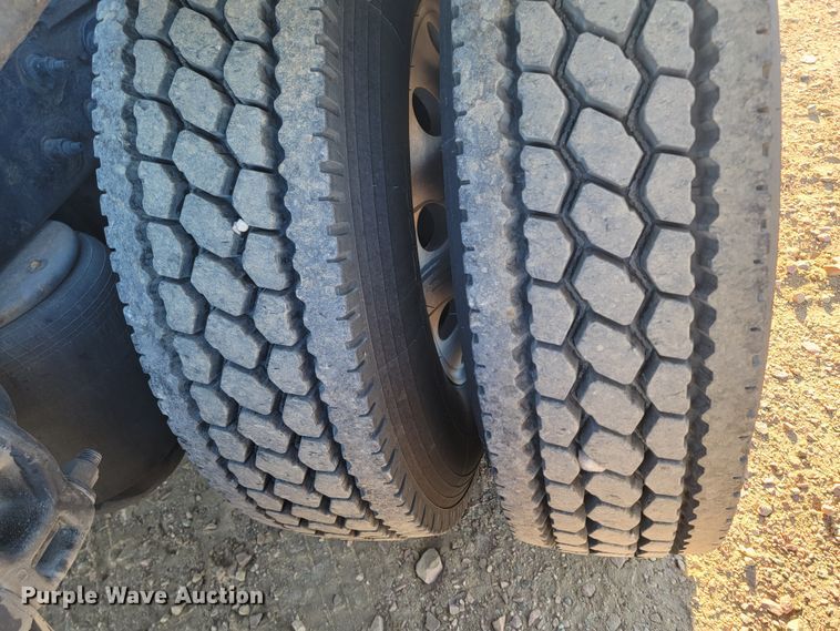 image for item LL9756 2015 Peterbilt 579 semi truck