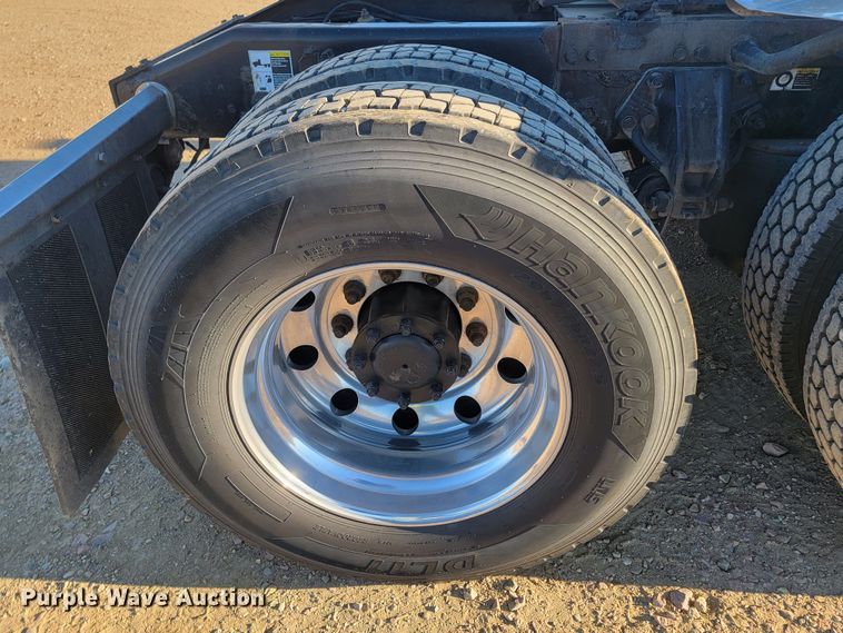 image for item LL9756 2015 Peterbilt 579 semi truck