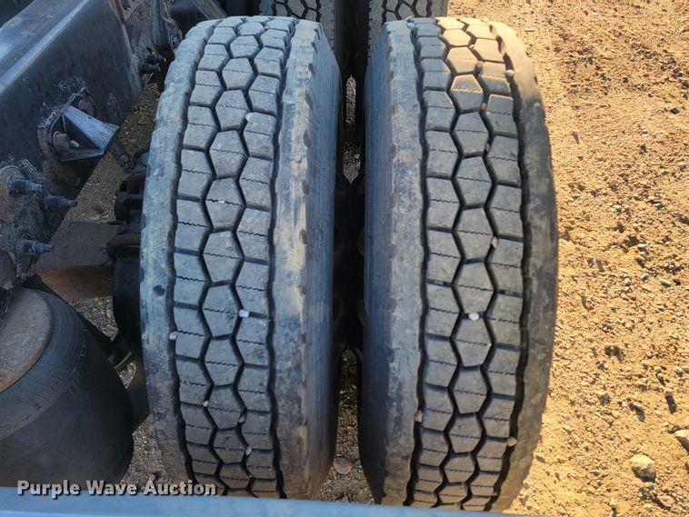 image for item LL9756 2015 Peterbilt 579 semi truck