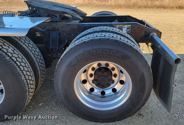 image for item LL9756 2015 Peterbilt 579 semi truck