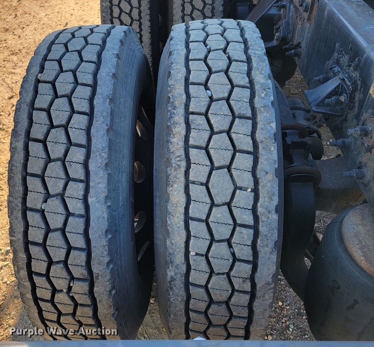 image for item LL9756 2015 Peterbilt 579 semi truck