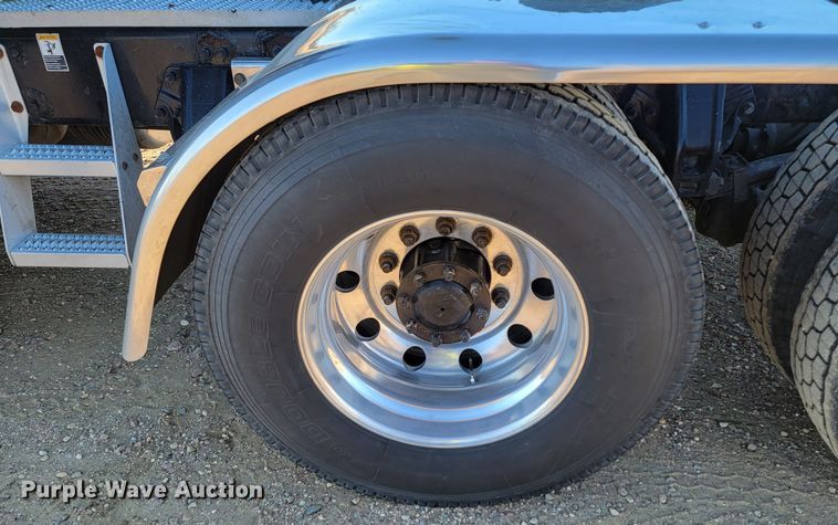 image for item LL9756 2015 Peterbilt 579 semi truck