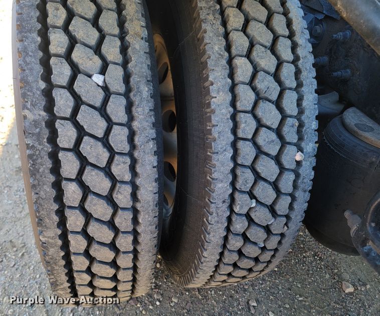 image for item LL9756 2015 Peterbilt 579 semi truck