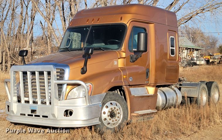 image for item LL9760 2015 Freightliner Cascadia semi truck