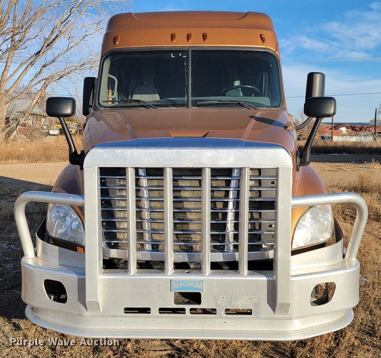 image for item LL9760 2015 Freightliner Cascadia semi truck