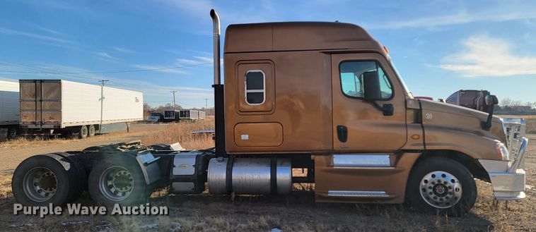 image for item LL9760 2015 Freightliner Cascadia semi truck