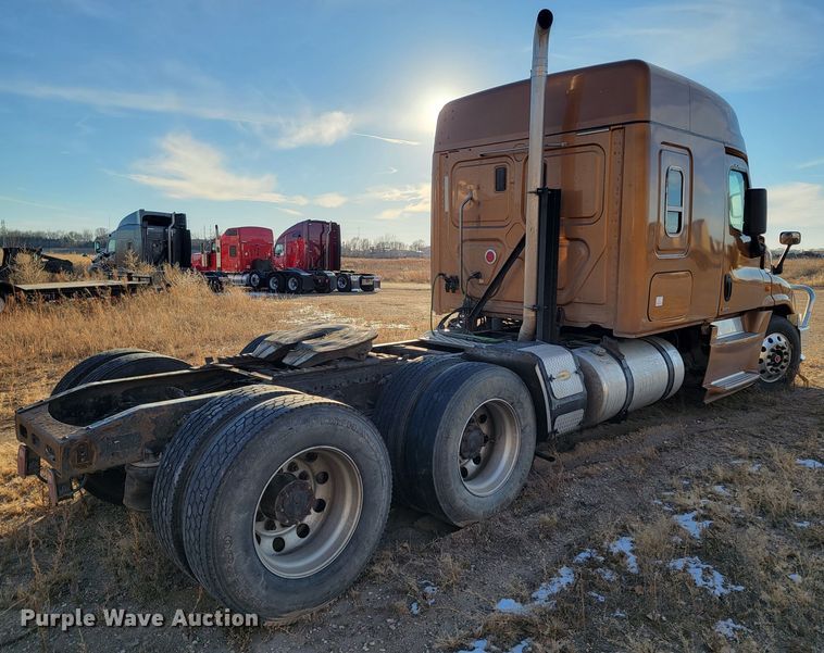 image for item LL9760 2015 Freightliner Cascadia semi truck