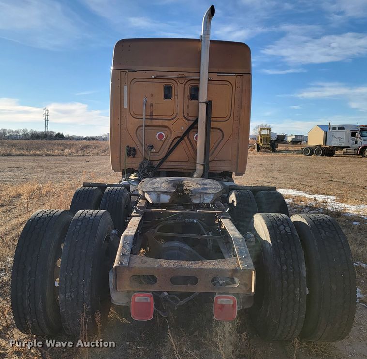 image for item LL9760 2015 Freightliner Cascadia semi truck