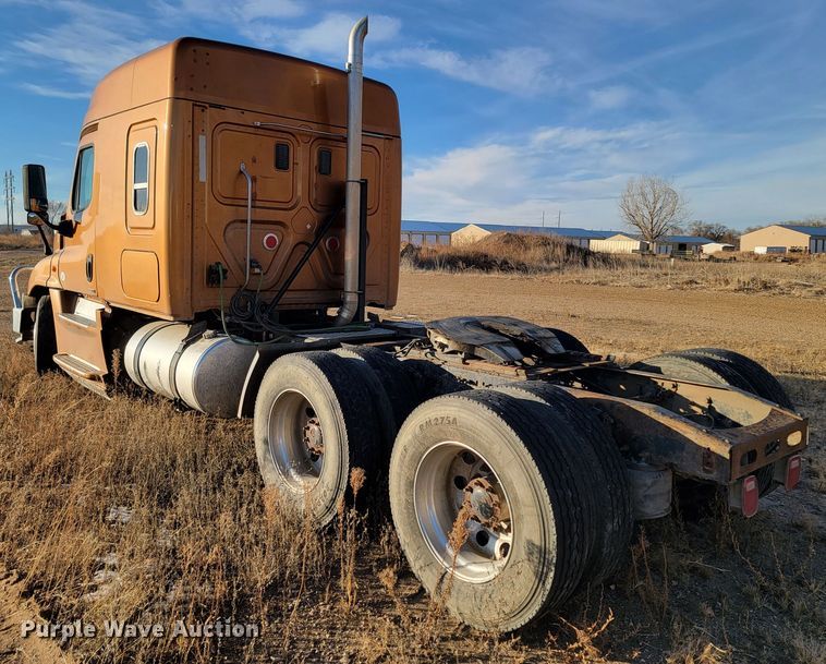 image for item LL9760 2015 Freightliner Cascadia semi truck