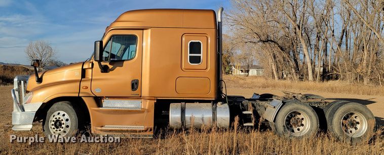 image for item LL9760 2015 Freightliner Cascadia semi truck