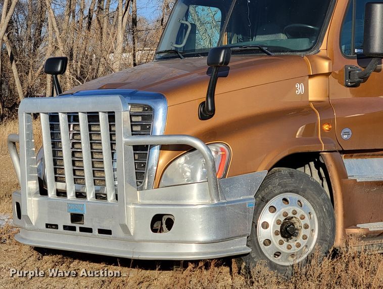 image for item LL9760 2015 Freightliner Cascadia semi truck