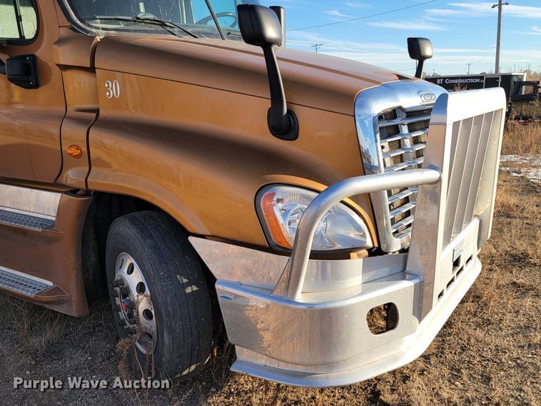 image for item LL9760 2015 Freightliner Cascadia semi truck