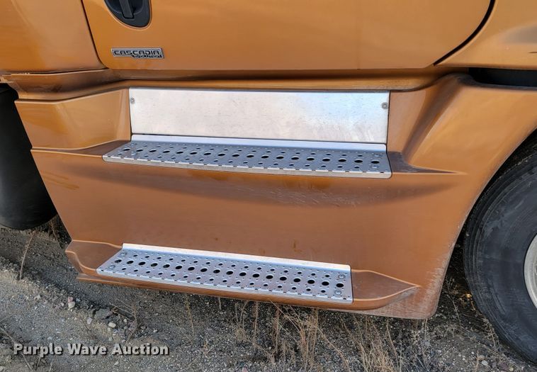 image for item LL9760 2015 Freightliner Cascadia semi truck