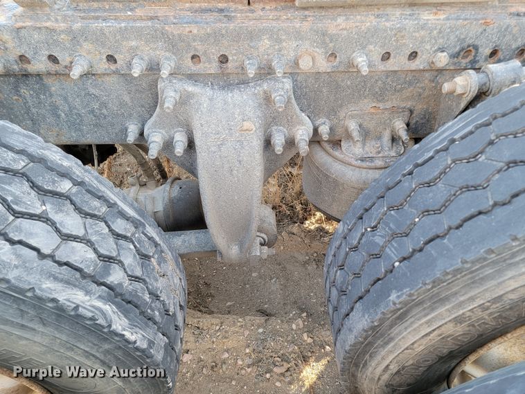 image for item LL9760 2015 Freightliner Cascadia semi truck