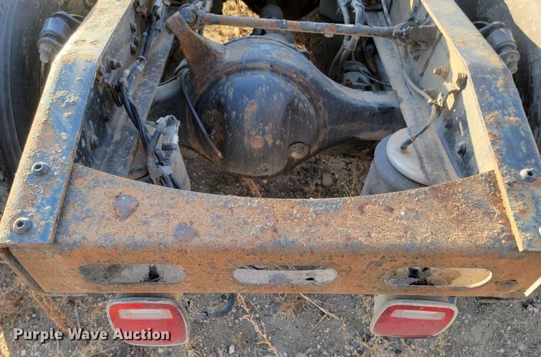 image for item LL9760 2015 Freightliner Cascadia semi truck