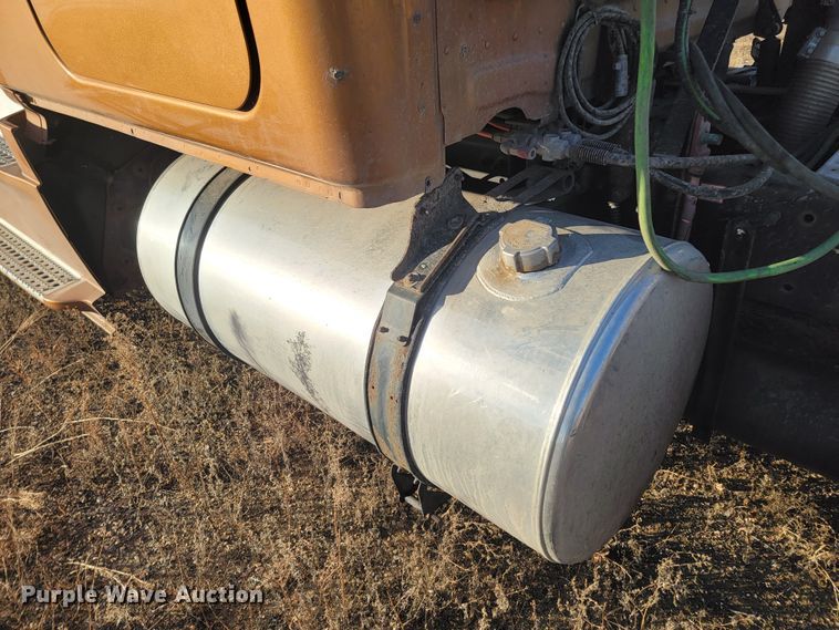 image for item LL9760 2015 Freightliner Cascadia semi truck