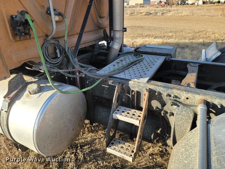 image for item LL9760 2015 Freightliner Cascadia semi truck