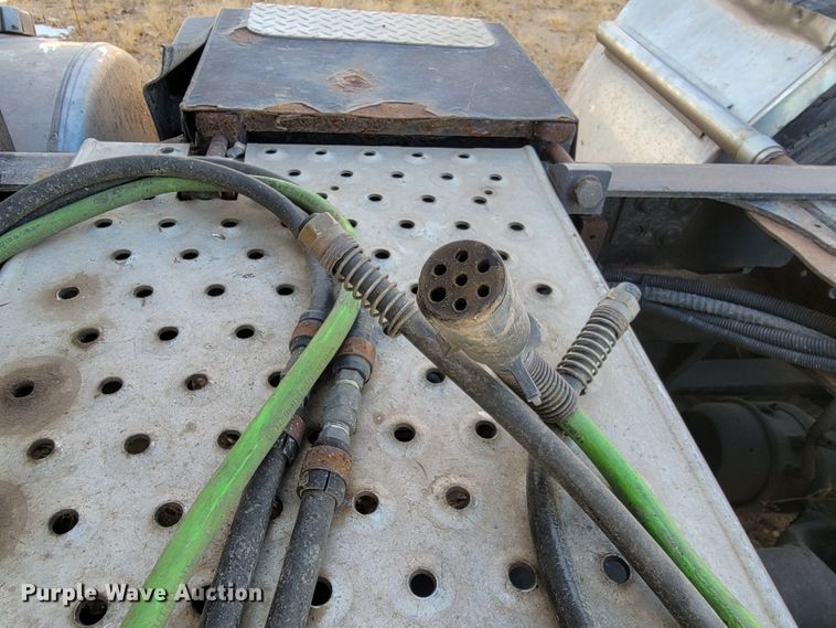 image for item LL9760 2015 Freightliner Cascadia semi truck