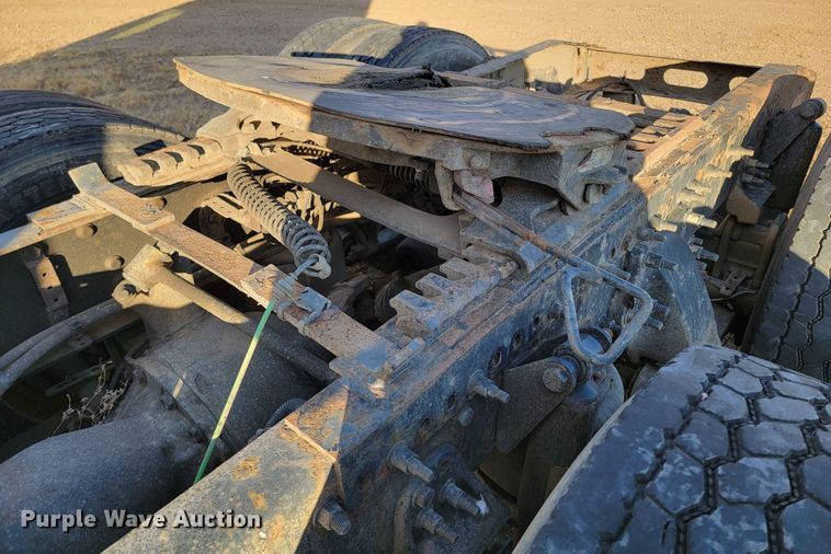 image for item LL9760 2015 Freightliner Cascadia semi truck