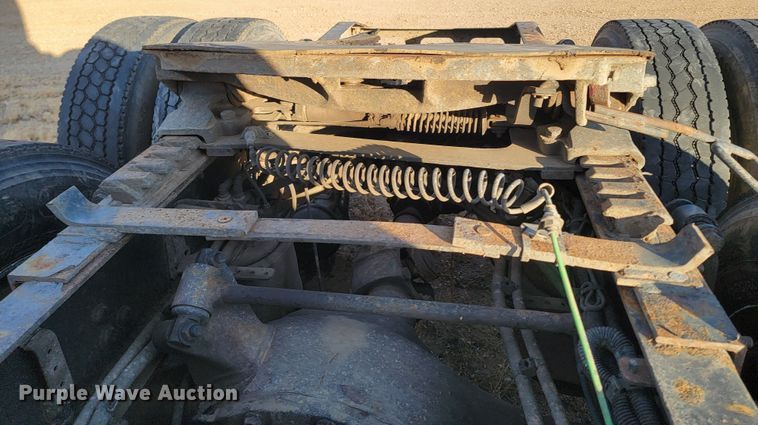 image for item LL9760 2015 Freightliner Cascadia semi truck