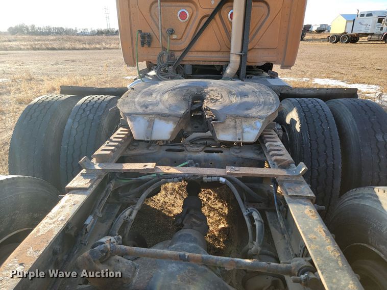 image for item LL9760 2015 Freightliner Cascadia semi truck