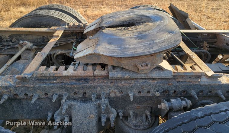 image for item LL9760 2015 Freightliner Cascadia semi truck