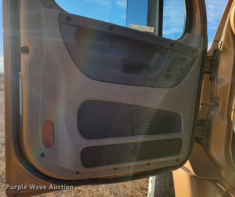 image for item LL9760 2015 Freightliner Cascadia semi truck