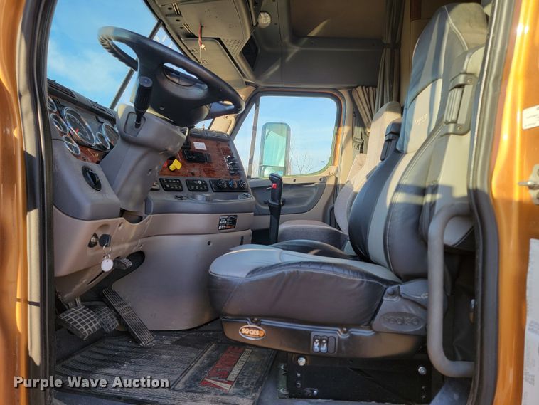 image for item LL9760 2015 Freightliner Cascadia semi truck
