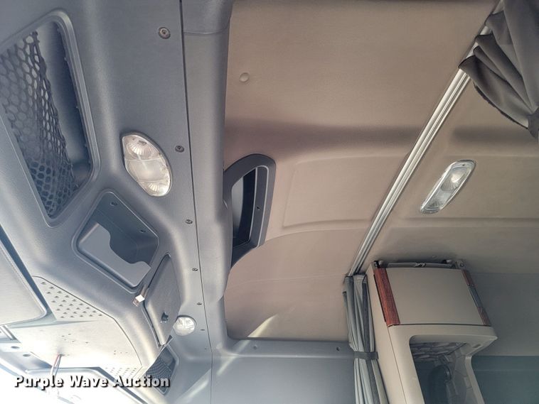 image for item LL9760 2015 Freightliner Cascadia semi truck