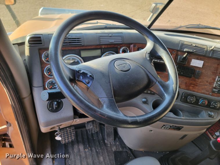 image for item LL9760 2015 Freightliner Cascadia semi truck