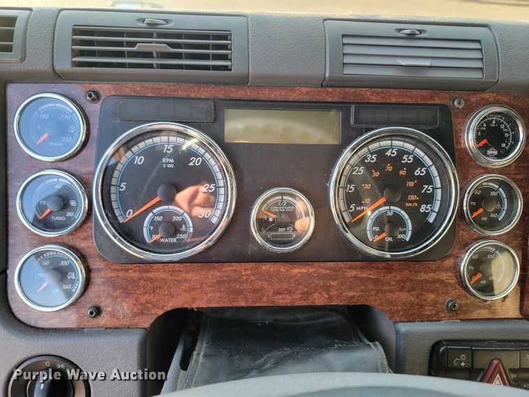 image for item LL9760 2015 Freightliner Cascadia semi truck