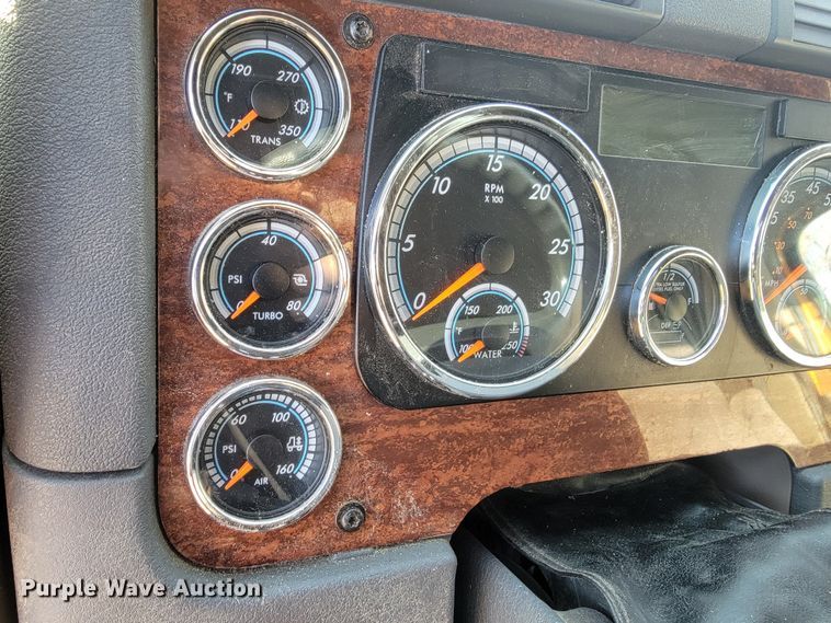 image for item LL9760 2015 Freightliner Cascadia semi truck