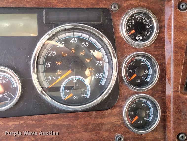 image for item LL9760 2015 Freightliner Cascadia semi truck