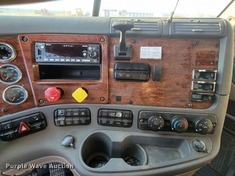 image for item LL9760 2015 Freightliner Cascadia semi truck