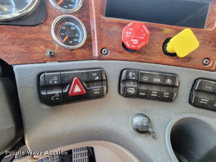 image for item LL9760 2015 Freightliner Cascadia semi truck