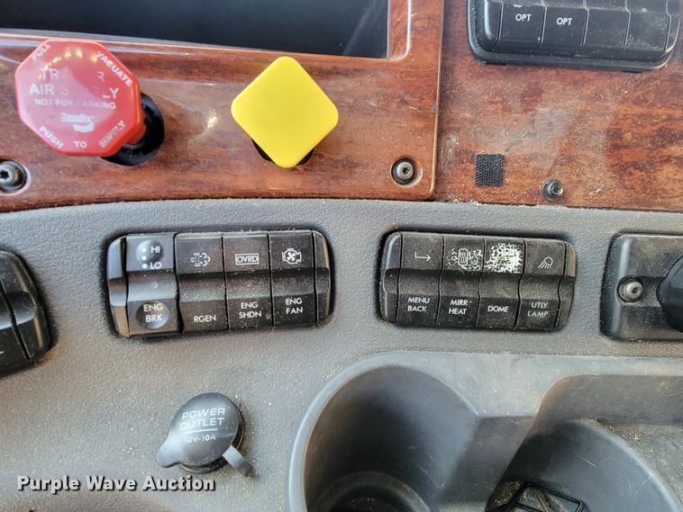 image for item LL9760 2015 Freightliner Cascadia semi truck