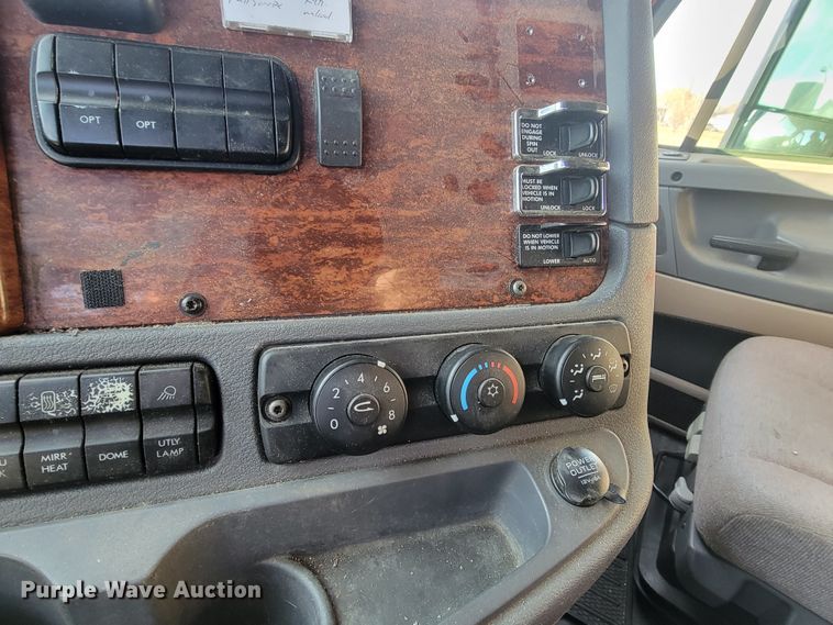 image for item LL9760 2015 Freightliner Cascadia semi truck