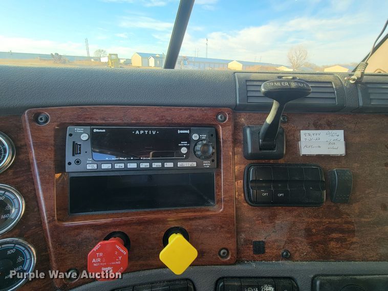 image for item LL9760 2015 Freightliner Cascadia semi truck