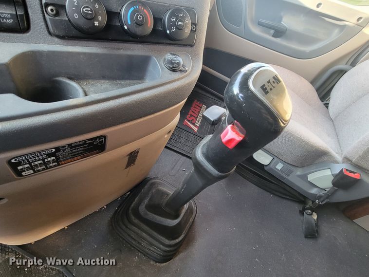 image for item LL9760 2015 Freightliner Cascadia semi truck