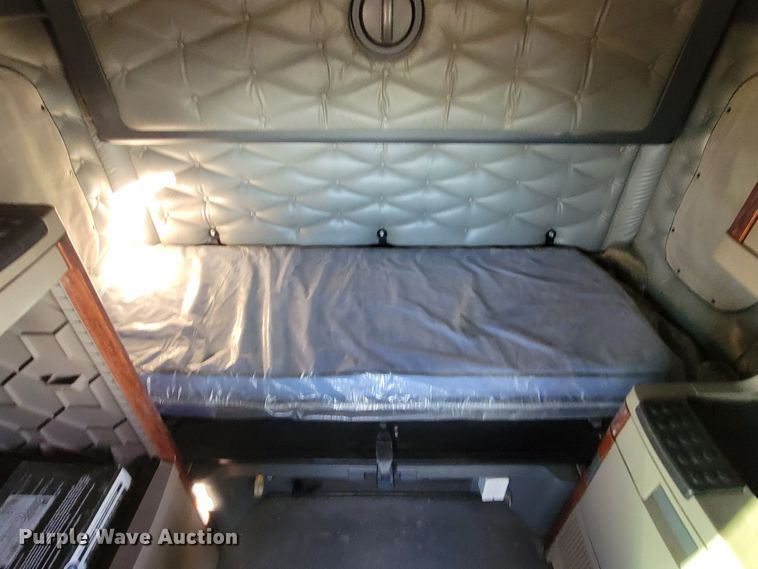 image for item LL9760 2015 Freightliner Cascadia semi truck