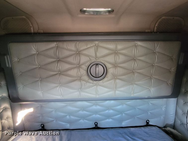 image for item LL9760 2015 Freightliner Cascadia semi truck