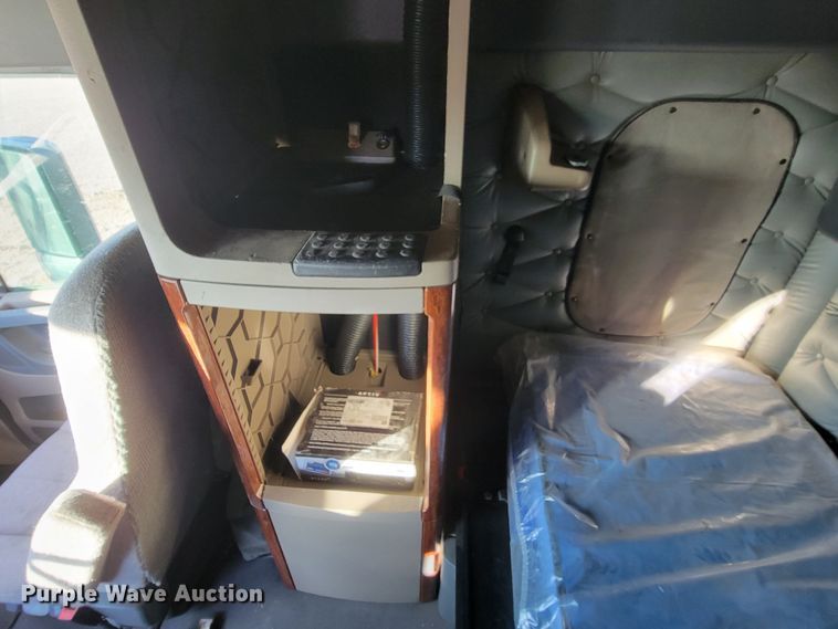 image for item LL9760 2015 Freightliner Cascadia semi truck