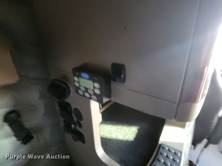 image for item LL9760 2015 Freightliner Cascadia semi truck